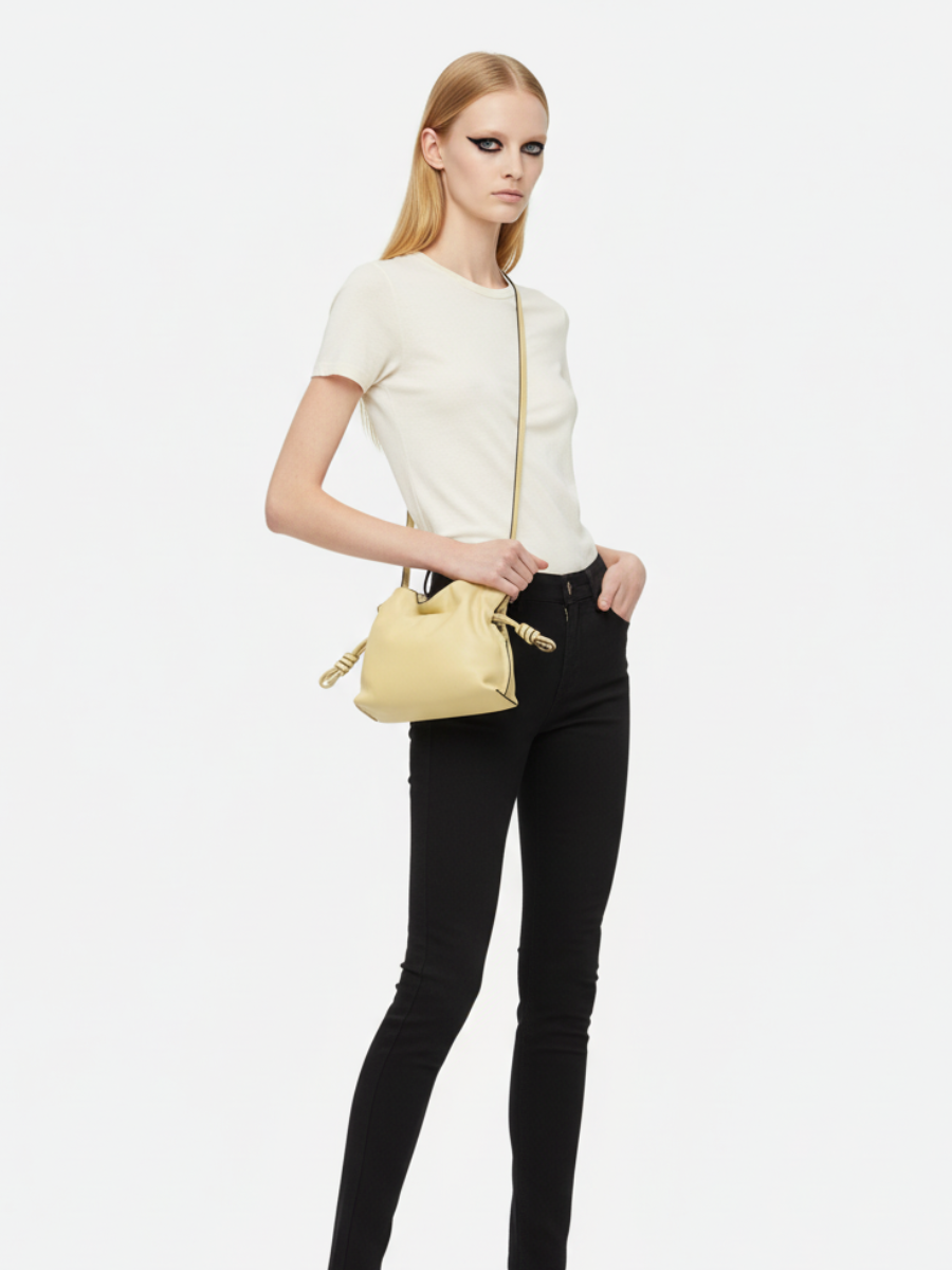 Bolsa Tiracolo Bucket em Couro Amarelo Suave